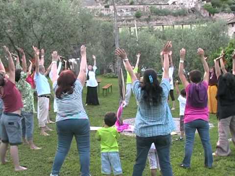 Yoga della Risata - Grandi e piccoli insieme a ridere in un prato