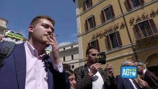 Esponenti dei Radicali e di +Europa fumano cannabis di fronte a Montecitorio