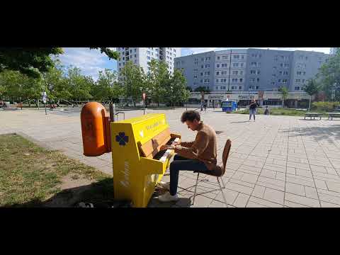 Street Pianist plays Pop Medley in Berlin-Marzahn ("Klangpromenade") – Thomas Krüger