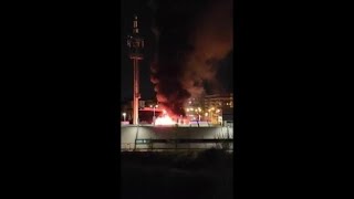 L'esplosione e le fiamme, chiosco distrutto da un incendio a Bolzano. Si indaga per verificare l'...