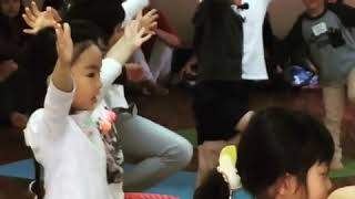 Müzik eşliğinde eğlenceli Çocuk Yogasi