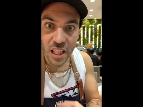 Er Christian 🔪🔪🔪 trabaja de camarero en un bar.