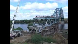 Демонтаж старого моста на Москве-реке в городе Бронницы