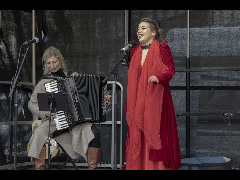 Julia Bachmann und Gisela Fischer mit "Libertango" von Astor Piazolla - One Billion Rising Bremen