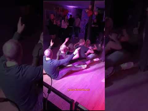 DJ Xander tijdens een verjaardagsfeest bij De Huiskamer in Nijverdal