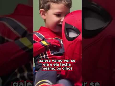 Quer saber como é a máscara do Homem-Aranha que abre e fecha os olhos?