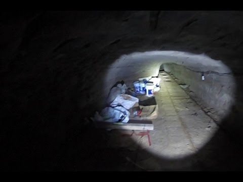 秘密の麻薬トンネルへの閉所恐怖症の旅