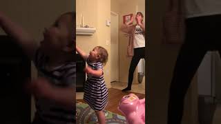 『ハーフベイビー』踊る妻(スウェーデン人🇸🇪）、そしてそれに感化されてダンスする娘（20ヶ月）　–　Like mother, like daughter.       アメリカ・カリフォルニア在住