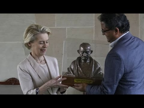 Von der Leyen in Indien: Blumen an Gandhis Grab