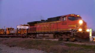 preview picture of video 'BNSF 4985 U-SPMLGV at Celina, Tx. 12/05/2009 ©'