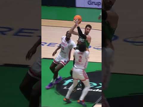 Crazy Ricky Rubio dimes are back on the menu, folks 🍿 #BasketballCL