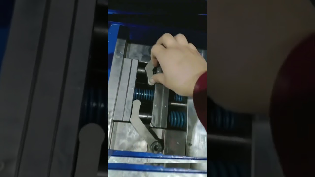 A special mold design of 2 times ejector system #mold #injectionmolding #plasticmanufacturing #mould