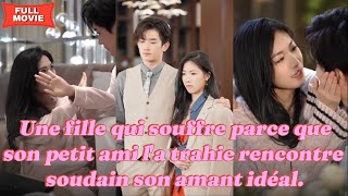 Une fille qui souffre parce que son petit ami l'a trahie rencontre soudain son amant idéal
