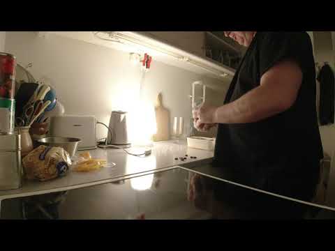 MongoTV_7525 - SPISER GAJOLER SØNDAG AFTEN OG SPILLER THE SIMS 4