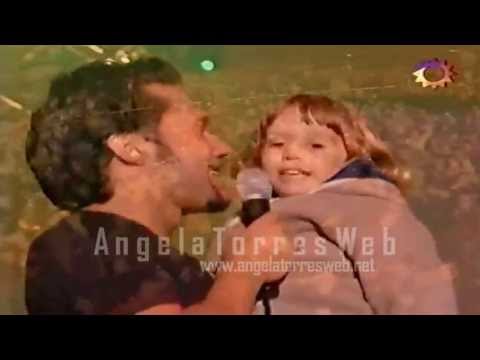 Angela cantando con su tío Diego Torres (River -2003)