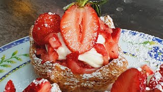 קרמשניט גבינת שמנת תותים מרהיבים Strawberry cream cheese crème shnit (ליהי קרויץ - מטבח בקלי קלות) - התמונה מוצגת ישירות מתוך אתר האינטרנט יוטיוב. זכויות היוצרים בתמונה שייכות ליוצרה. קישור קרדיט למקור התוכן נמצא בתוך דף הסרטון