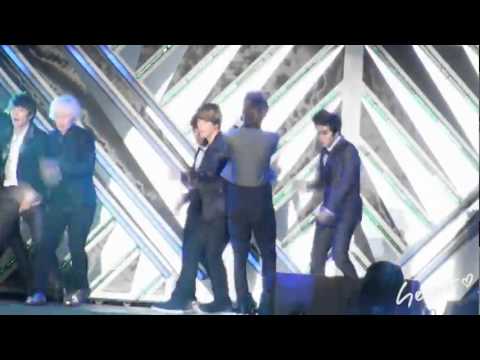 110904 Super Junior M - Henry's pants ripped