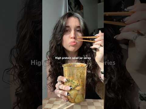 Peanut chicken cucumber salad jar! #recipe #easynutrition #cucumbersalad