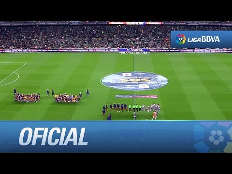 Jugadores del FC Barcelona y Rayo Vallecano entrando al terreno de juego