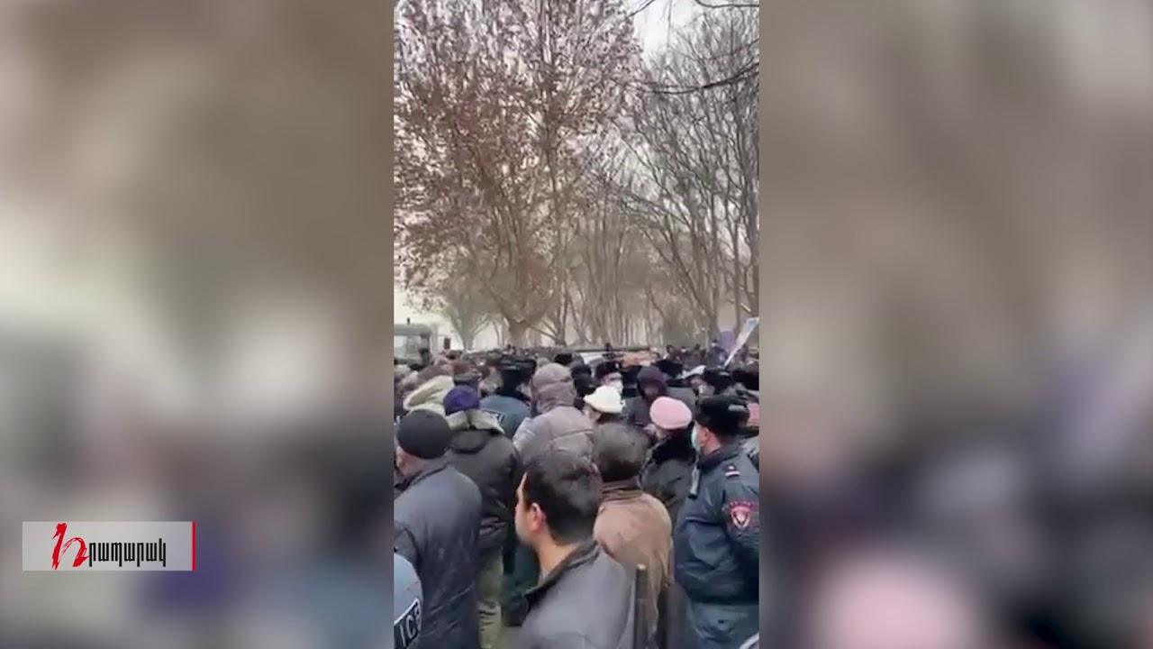 Դատախազության դիմաց քաղաքացիները վանկարկում են` «Նիկոլ, դավաճան»