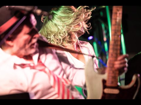 Liveband NRW mit Sängerin singt auf einem Tisch im Publikum bei einem Open-Air Stadtfest vor feiernden Gästen