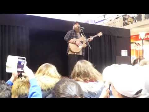 Chris Kläfford från Idol 2017 sjunger Imagine i Nordstan 2017-12-16