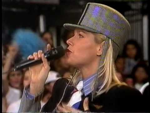 Xuxa cantando "Xuxa Hits"