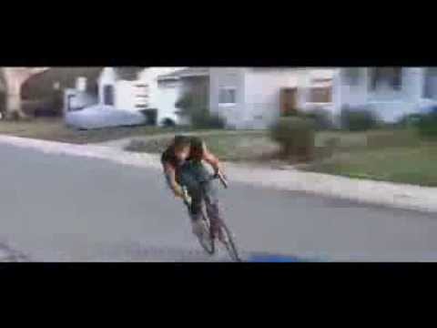 Полицай атакува заподозрян с движение от ръгбито