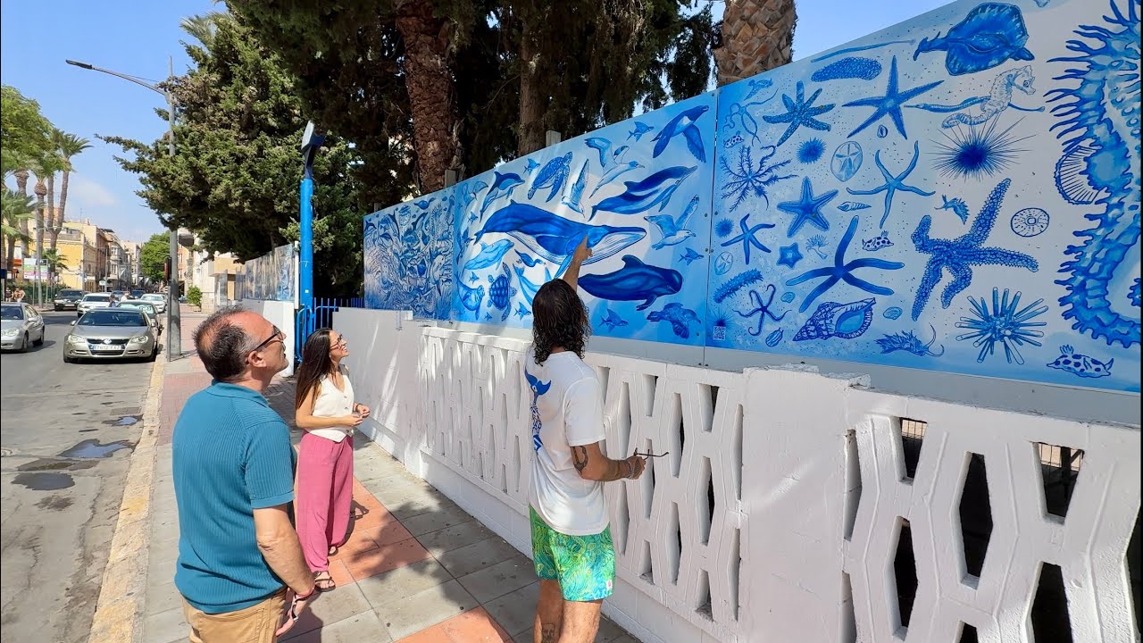 Javier Espinosa lleva su mundo marino a la Plaza Antonio Cortijos y P’sman homenajea a Paco Rabal