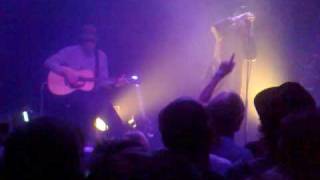 Joakim Thåström spelar Keops pyramid live.