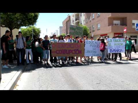 Profesores y alumnos del IES Castillo de Luna protagonizan una cacerolada anti-recortes