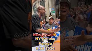 Mike Brown high five with fans at Knicks Parade 6.18.2026 - マイクブラウン優勝パレード