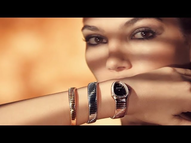 Vídeo relacionado con ROUREOX Set Caja Reloj Negra Cuadrada Estuche Organizador Ranura Única Interior Acolchado Bolsa Regalo Coincidente para Bvlgari Serpenti