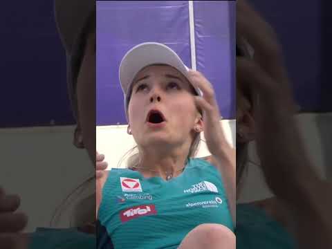 Janja Garnbret suffers a big fall