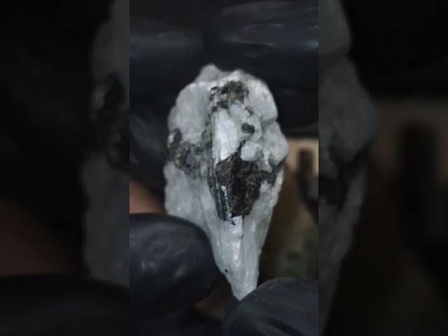 حجر القمر الخام الطبيعي