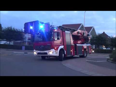 Duitse leen autoladder en hulpdiensten met spoed naar schoorsteenbrand Wormer