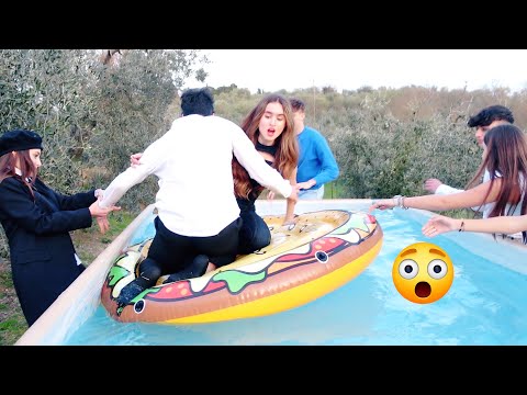 UN BACIO CI HA FATTO CADERE IN PISCINA !!! AMICI vs NEMICI - by Charlotte M.
