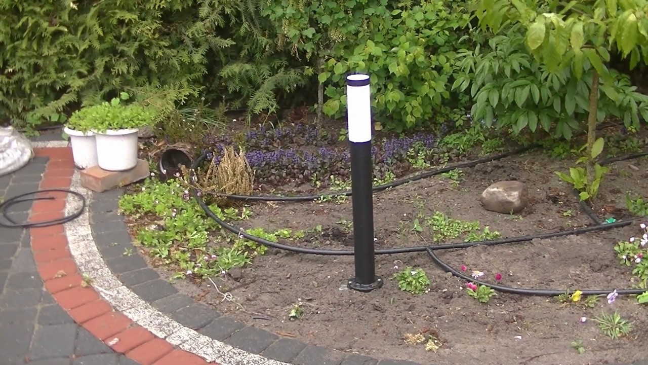 Patent na montaż lampy ogrodowej bez betonu.