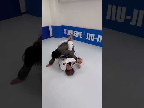 ［柔術テクニック］クローズドガードからスイープ #jiujitsu #bjj #ブラジリアン柔術 #ブラジリアン柔術テクニック動画 #柔術