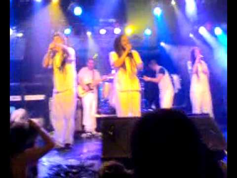 train to roots + mellow mood live@ barcellona_spagna @ razzmatazz.mp4