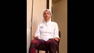 کارمندان خسته پشت میز ریلکس کنید