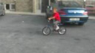 preview picture of video 'Yeray aprende a montar en bici.'