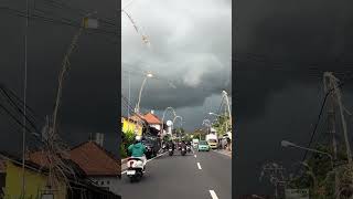 Download lagu Seketika langit jadi gelap gulita | cuaca ekstrem di bali #cuacaburuk #hujanbadai #youtubeshorts mp3