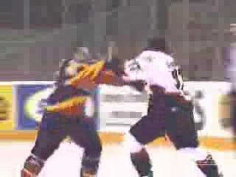 Wayne Simmonds vs Mike Liambas