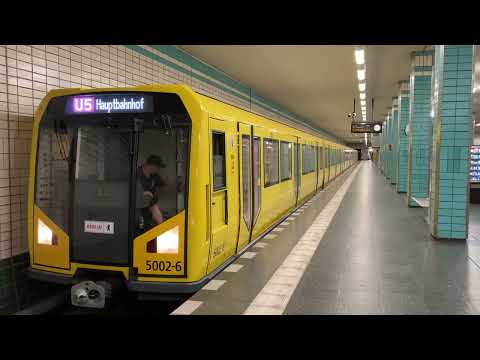 U-Bahn Berlin - Ein Fahrgast hat es eilig