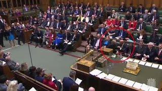 Il momento in cui la premier Liz Truss viene informata con un bigliettino delle cattive...