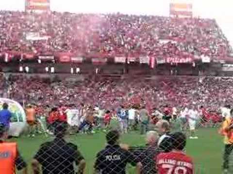 "Fiesta Doble Visera Salida Independiente" Barra: La Barra del Rojo • Club: Independiente