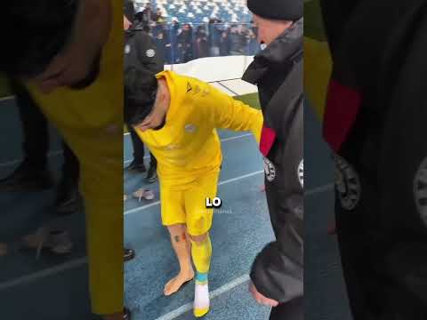 Ha lanciato i calzini ai tifosi invece della maglia!