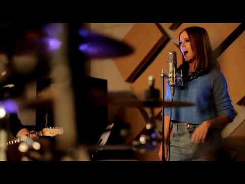 Nina Pušlar - Poljub na klopci (OFFICIAL VIDEO)