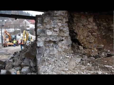 NALEZENÁ ČÁST HISTORICKÉHO MOSTU PAMÁTKOU NEBUDE - PRÁCE POKRAČUJÍ